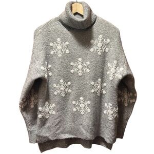 EUC Cupcakes & Cashmere Gray Snowflake Turtleneck Sweater